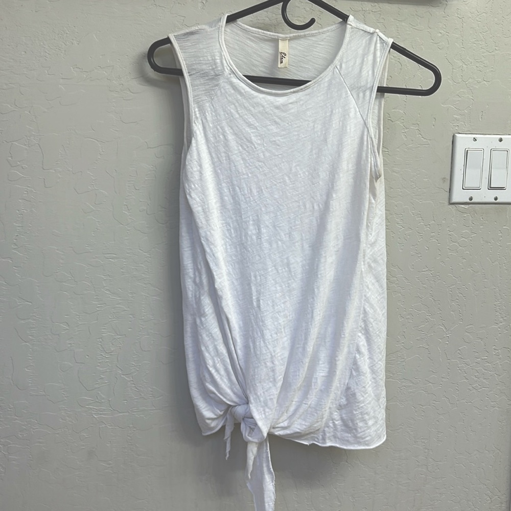 Women’s Elan sleeveless tie waist shirt size small